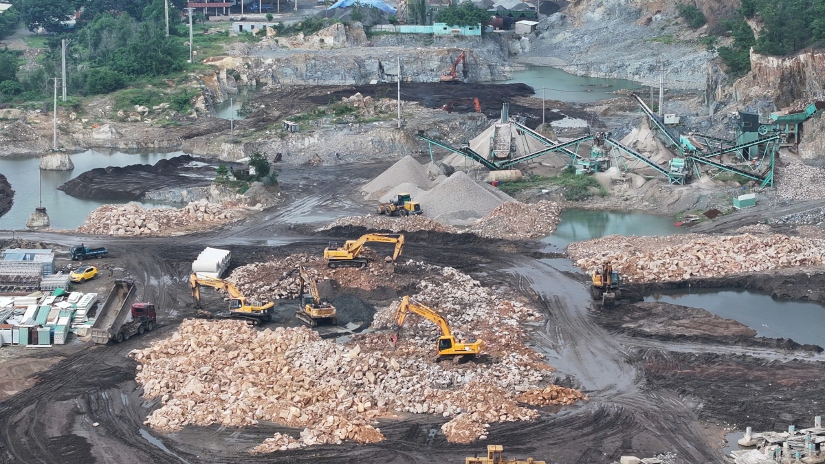 Bắt tạm giam các đối tượng khai thác 7.000m3 đá sai phép tại TP.HCM